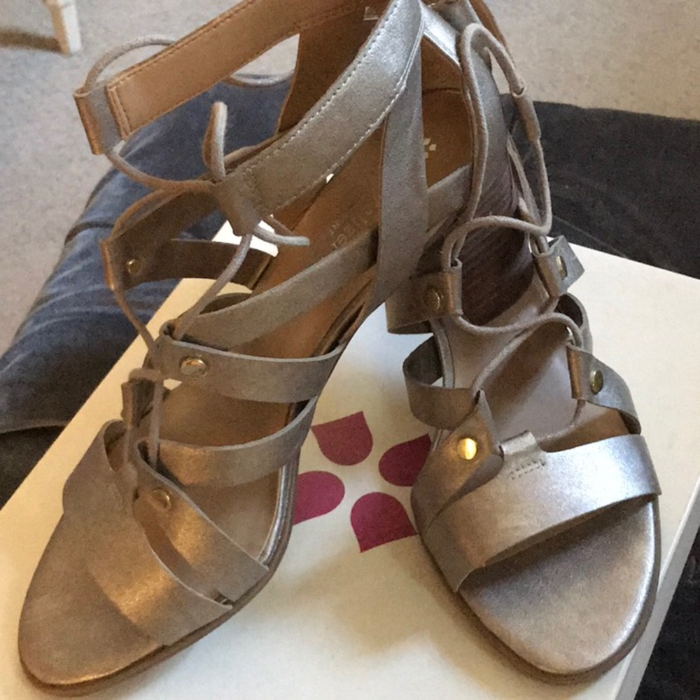 Women’s shoes size 9. Never worn.